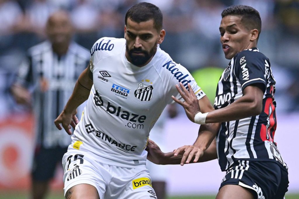 Volante Tomás Rincón jogando pelo Santos no Brasileirão