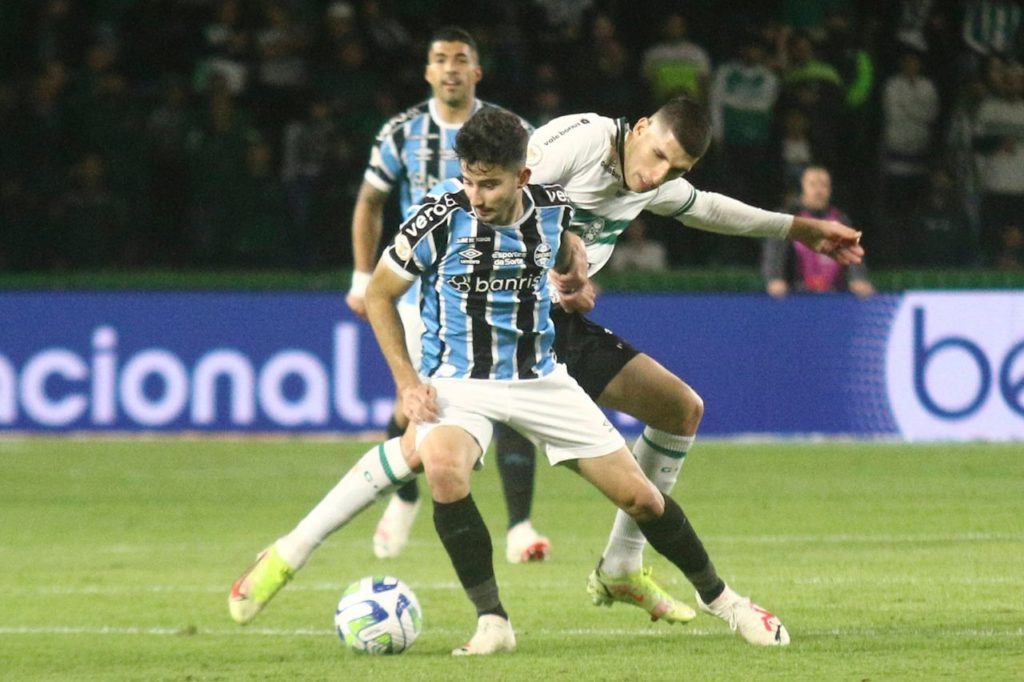 Mathías Villasanti volante do Grêmio jogando no Brasileirão