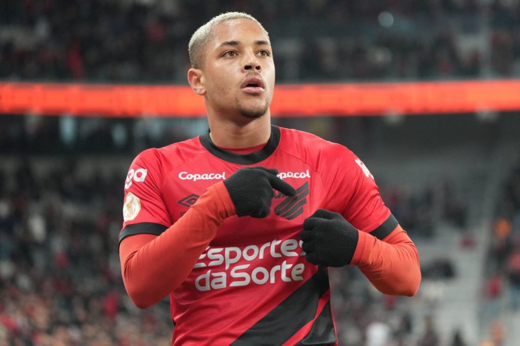 Atacante Vitor Roque jogando pelo Athletico Paranaense