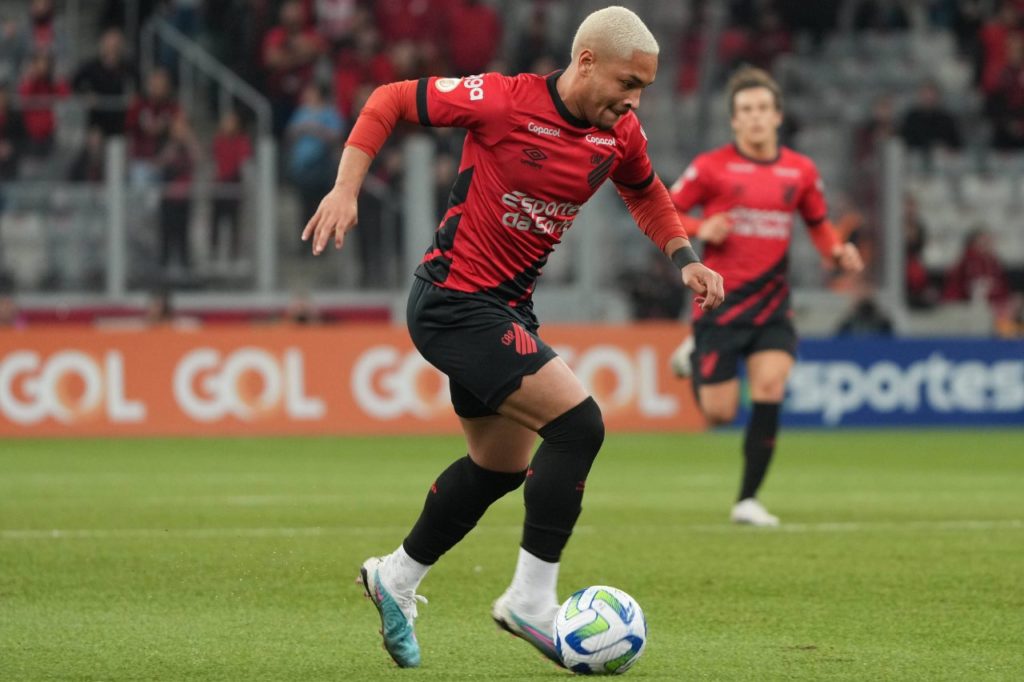 Atacante Vitor Roque jogando pelo Athletico Paranaense