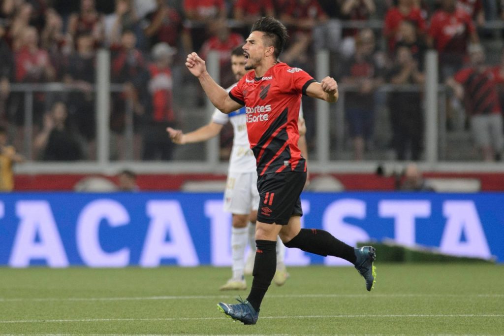 Willian Bigode do Athletico-PR comemorando o gol de empate no jogo contra o Fortaleza