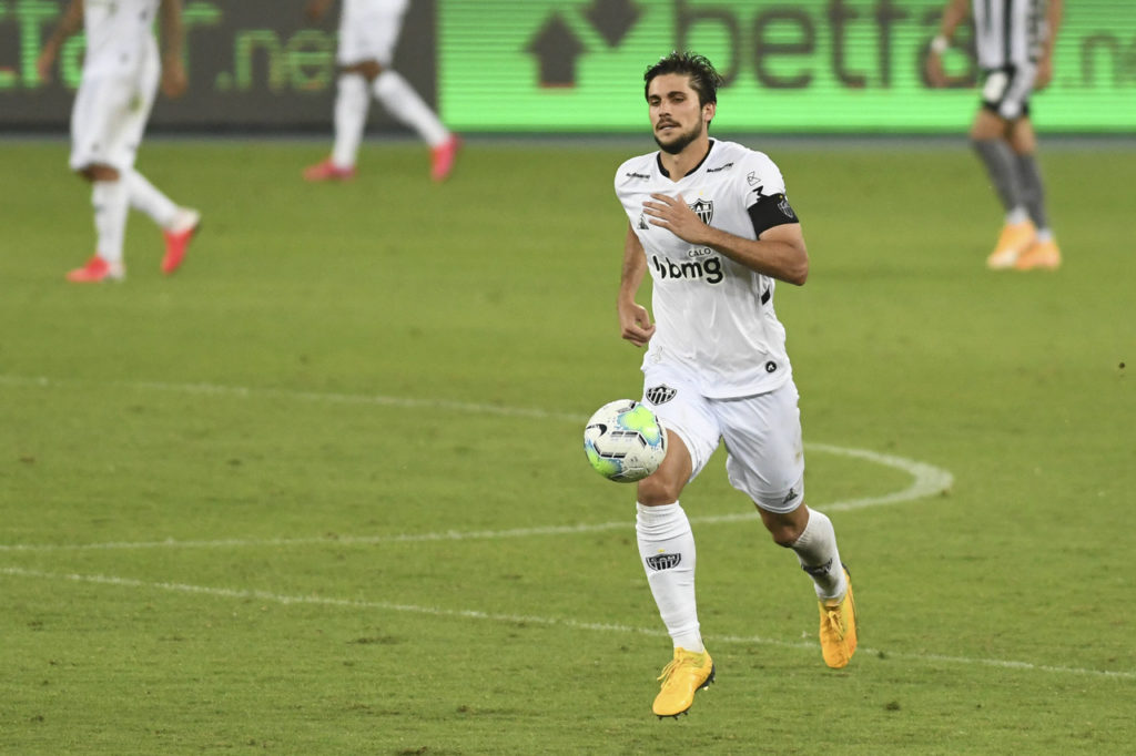 Igor Rabello, zagueiro do Atlético-MG, corre em direção a bola durante um jogo de sua equipe.