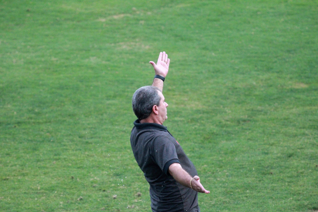 Cláudio Tencati, técnico do Criciúma, gesticulando durante um jogo de sua equipe.