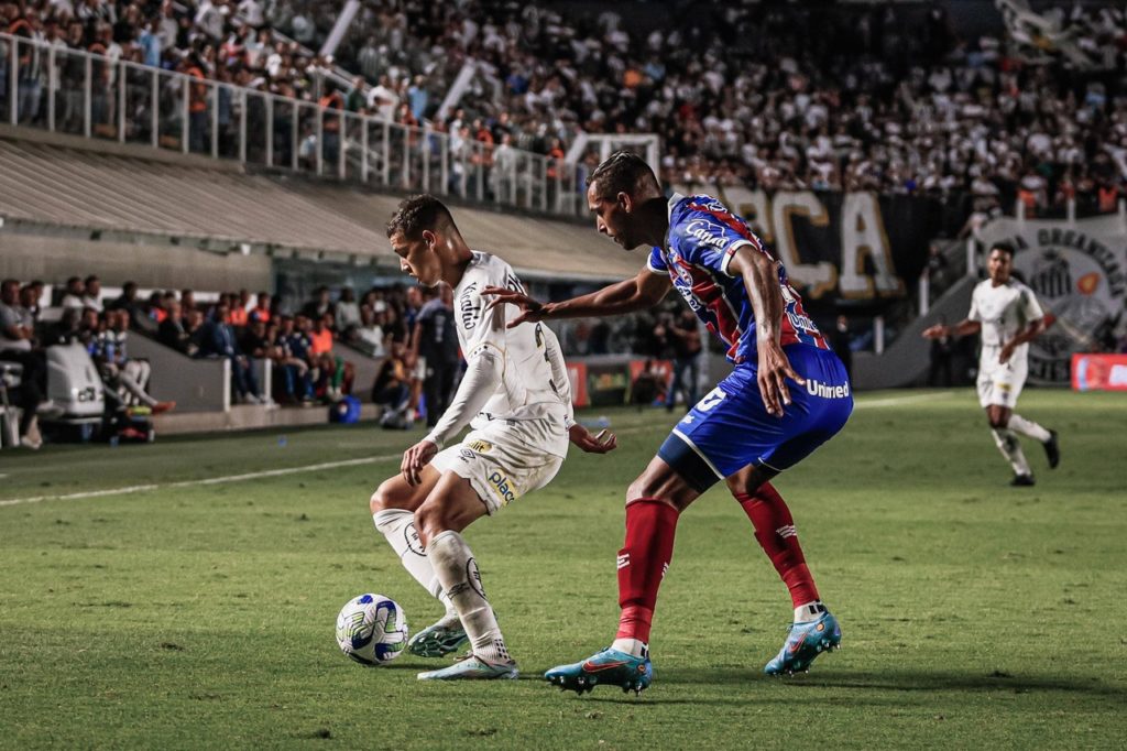 Jogadores de Santos e Bahia duelam pela Copa do Brasil.