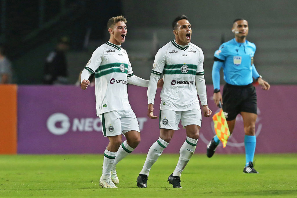 Robson e seu companheiro comemorando um gol pelo Coritiba.