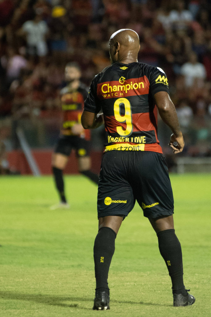 Vagner Love, jogador do Sport Recife, caminha dentro de campo durante um jogo.