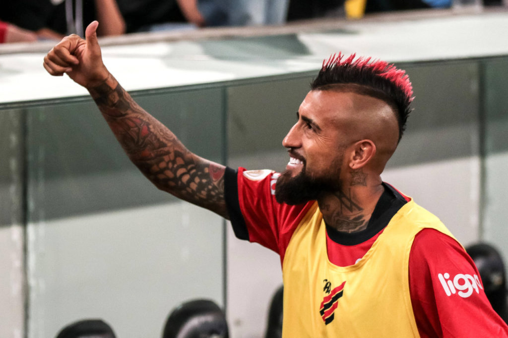 Arturo Vidal, volante do Athletico Paranaense, levanta a mão para cumprimentar os torcedores durante um jogo do clube.