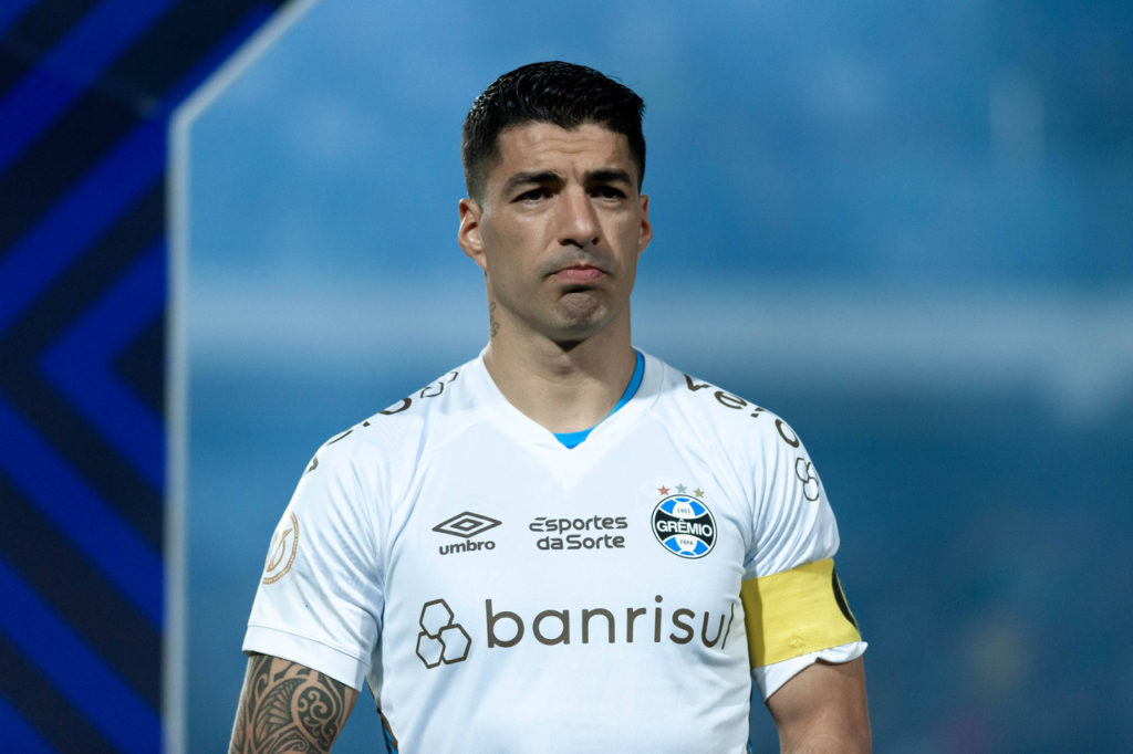 Suárez, atacante do Grêmio, com a camisa do clube aguardando o início de um jogo .