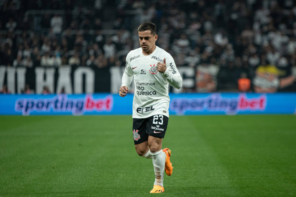 Fagner, jogador do Corinthians, faz sinal de positivo durante um jogo do clube.