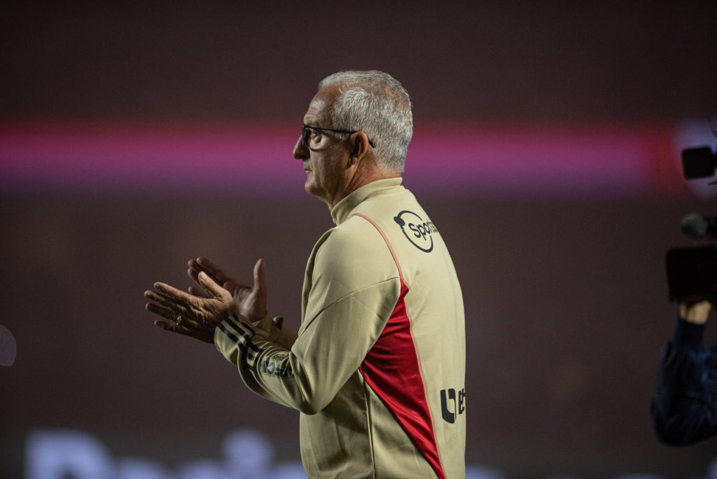 Dorival Júnior, técnico do São Paulo, observa o time em durante partida de sua equipe.