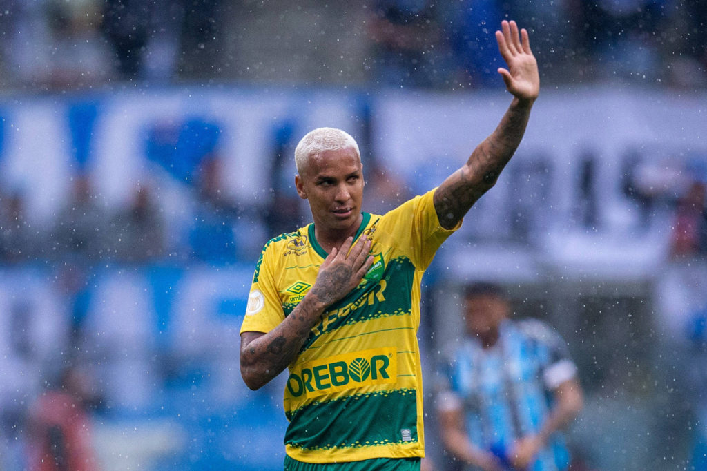 Deyverson, atacante do Cuiabá, faz sinal com a mão para a torcida, durante um jogo do clube.