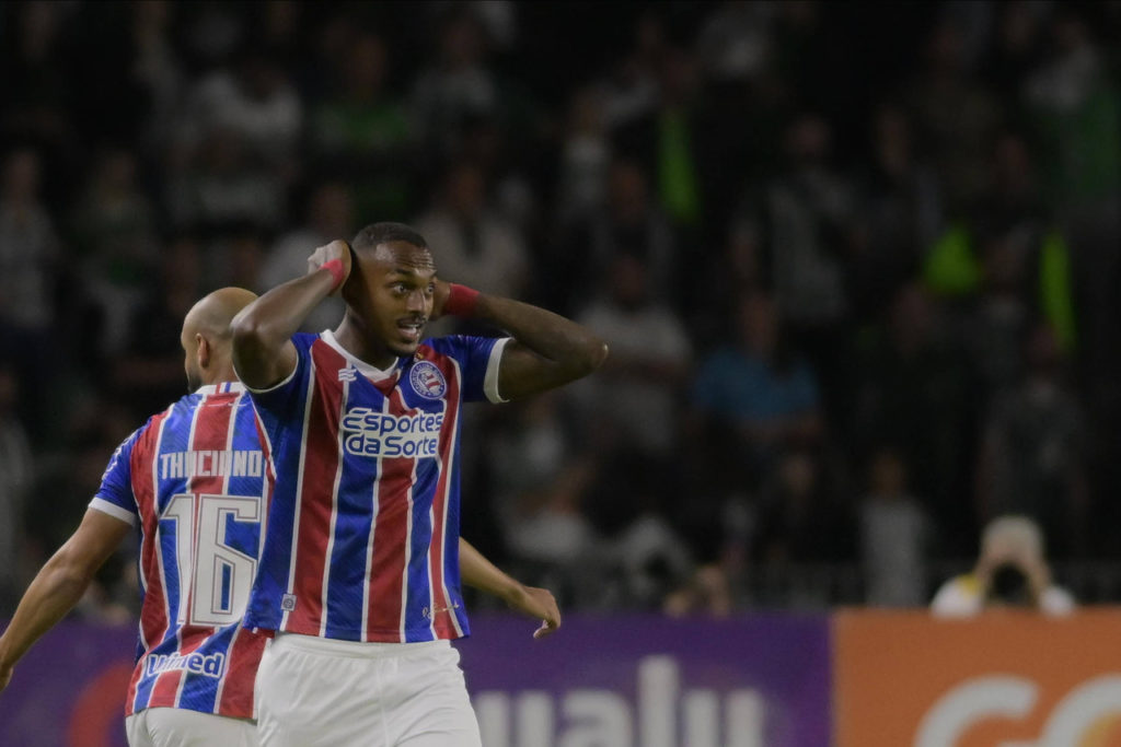 Raul Gusstavo, zagueiro do Bahia, coloca as mãos na cabeça durante jogo de sua equipe.