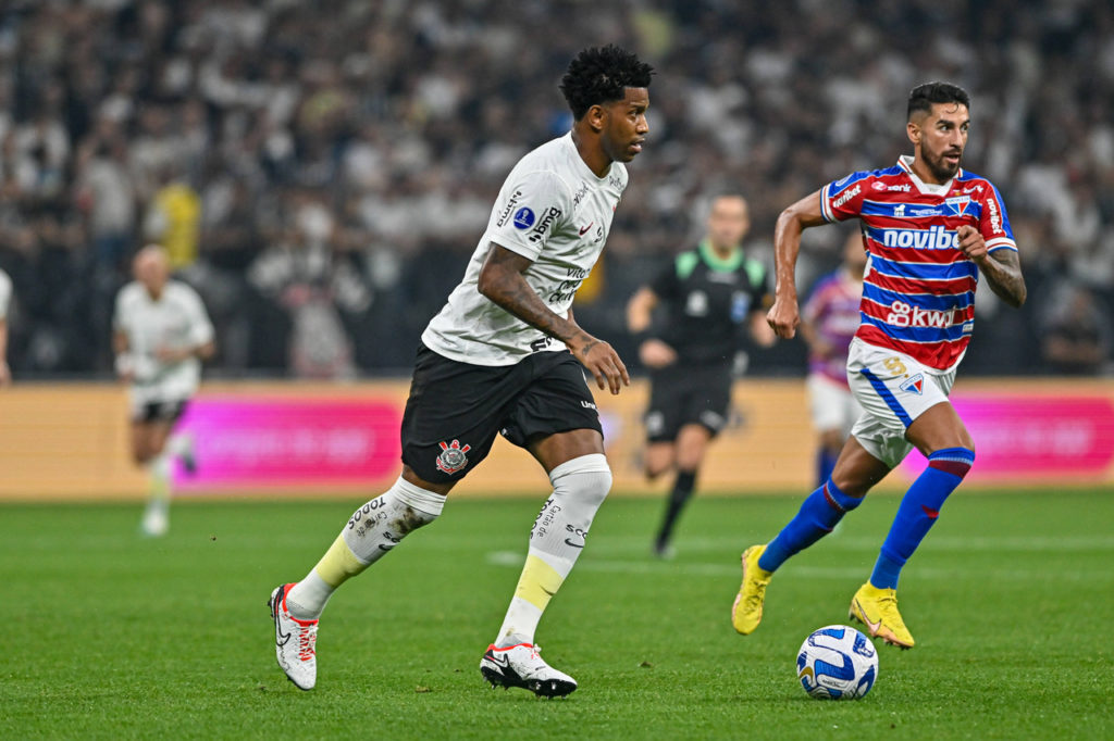 Gil, zagueiro do Corinthians, domina a bola em um jogo de seu time pelo Brasileirão.