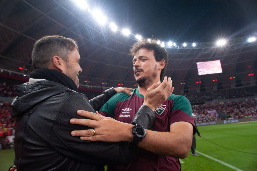 Eduardo Coudet e Fernando Diniz, técnicos de Internacional e Fluminense, se abraçam durante partida entre as equipes.