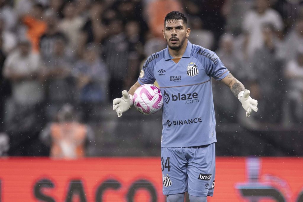 João Paulo, goleiro do Santos, segurando a bola durante um jogo do time.