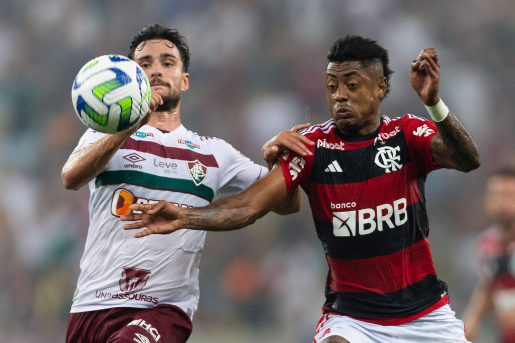 Martinelli, do Fluminense, e Bruno Henrique, do Flamengo, disputam uma jogada durante uma partida entre as duas equipes.