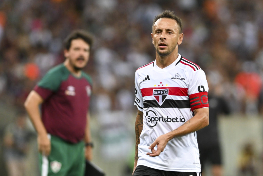 Rafinha, jogador do São Paulo, caminha em campo durante partida de sua equipe.