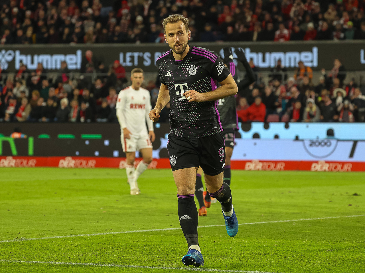 Harry Kane, centroavante do Bayern de Munique, correm pelo gramado durante um jogo da equipe.