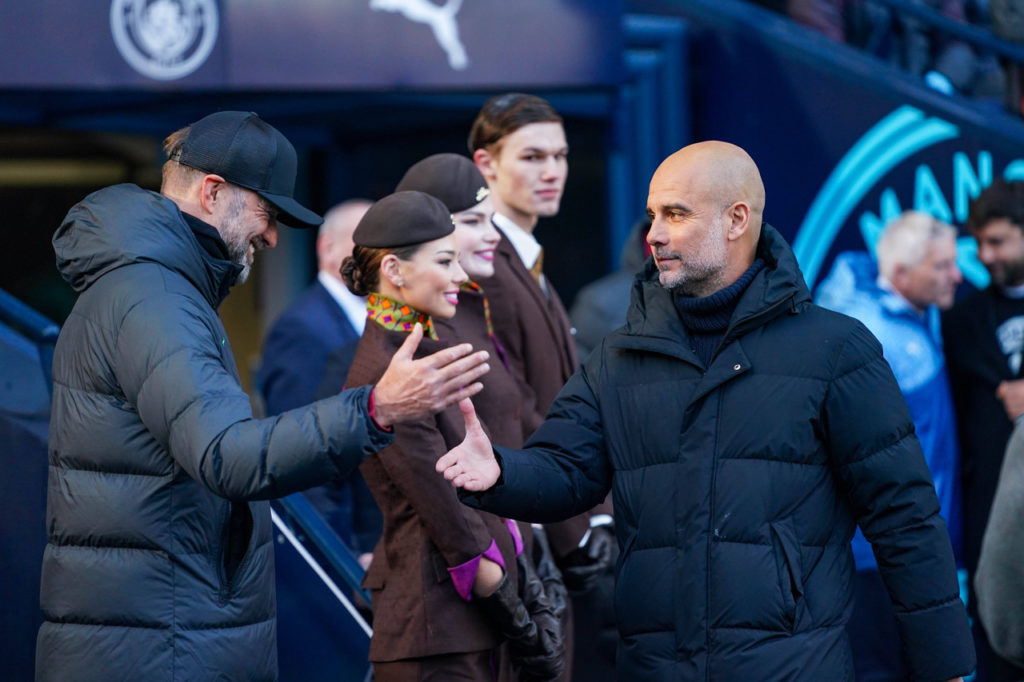 Jürgen Klopp, técnico do Liverpool, e Pep Guardiola, técnico do Manchester City, se cumprimentam durante partida entre os dois times.