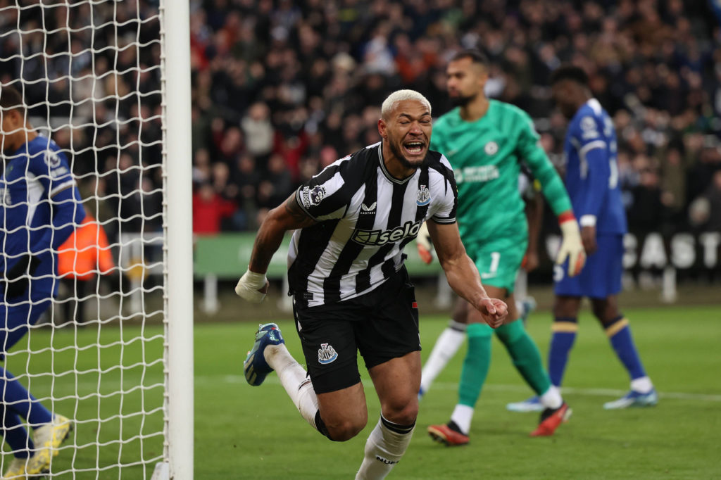 Joelinton, atacante do Newcastle, corre para comemorar um gol pela equipe em uma partida da Premier League.