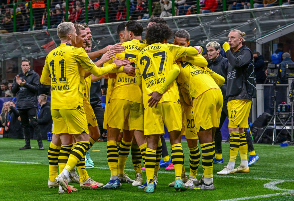 Jogadores do Borussia Dortmund se abraçam durante um jogo da equipe.