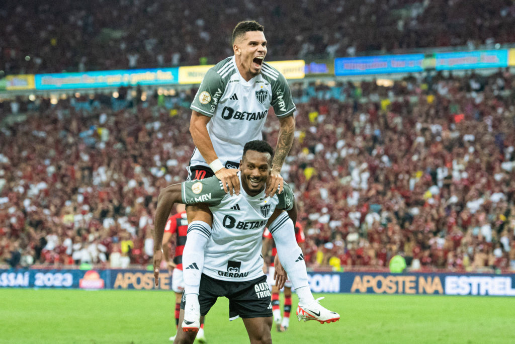 Paulinho e Edenílson, jogadores do Atlético-MG, comemoram um gol durante uma partida do clube no Maracanã.