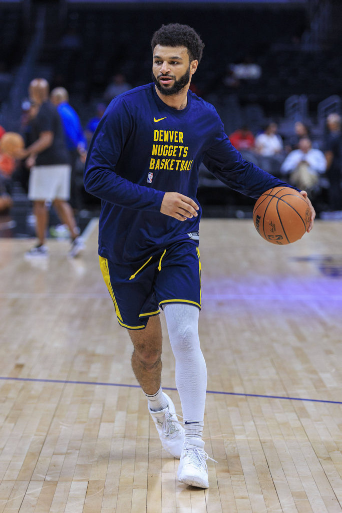 Jamal Murray durante aquecimento em partida da pré-temporada de 2023/24