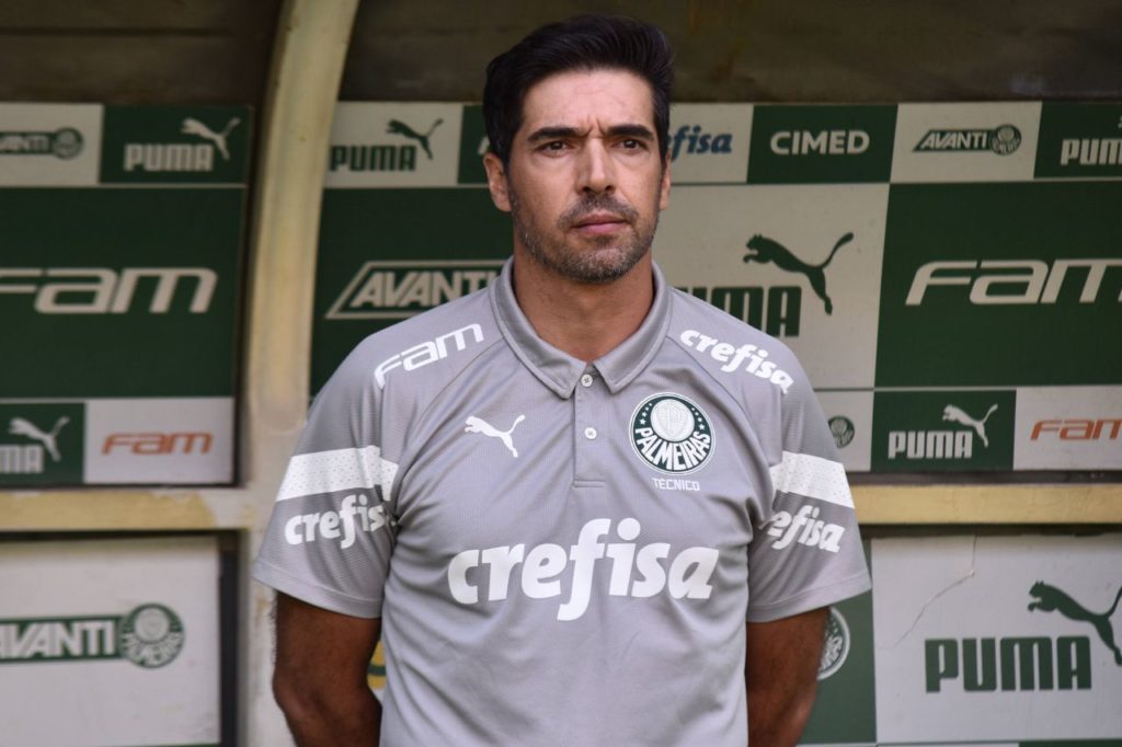 Técnico Abel Ferreira no banco de reservas do Palmeiras em jogo do Brasileirão