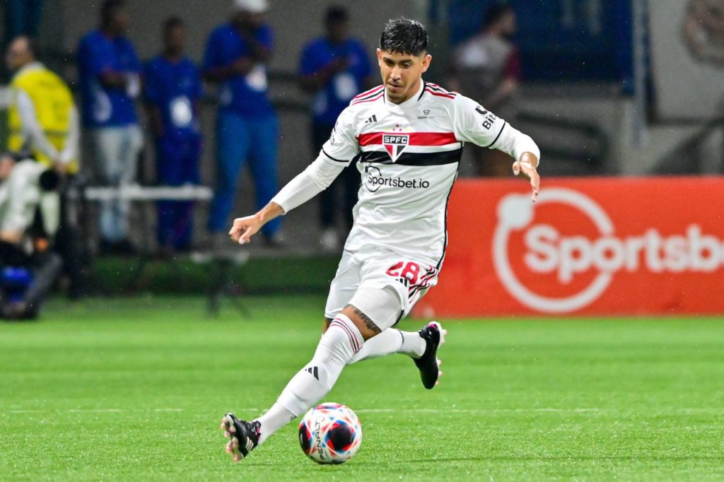 Zagueiro Alan Franco atuando pelo São Paulo