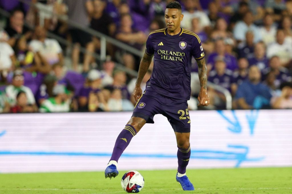 Zagueiro Antônio Carlos jogando pelo Orlando City