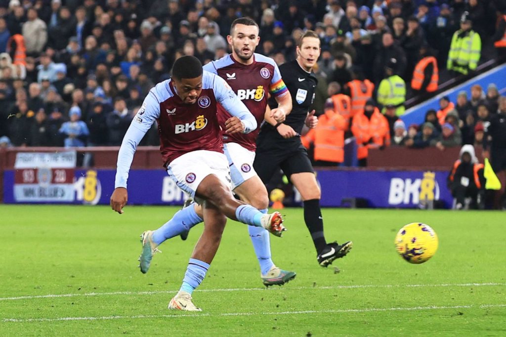 Bailey fazendo o gol da vitória do Aston Villa sobre o Manchester City pela Premier League