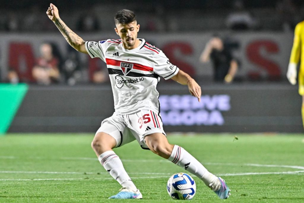 Zagueiro Beraldo jogando pelo São Paulo no Brasileirão