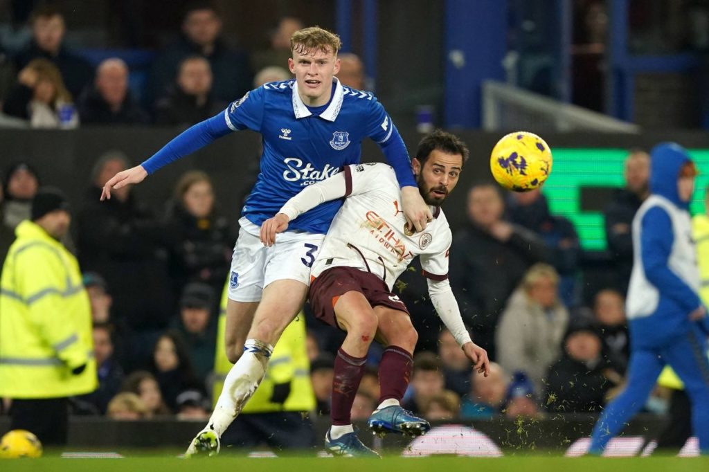 Bernardo Silva marcando o terceiro gol do Manchester City na vitória sobre o Everton de virada