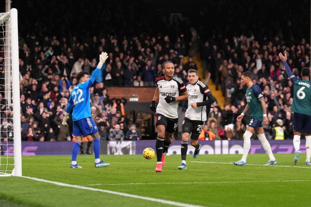 Bobby de Cordova-Reid comemorando gol da vitória do Fulham em cima do Arsenal