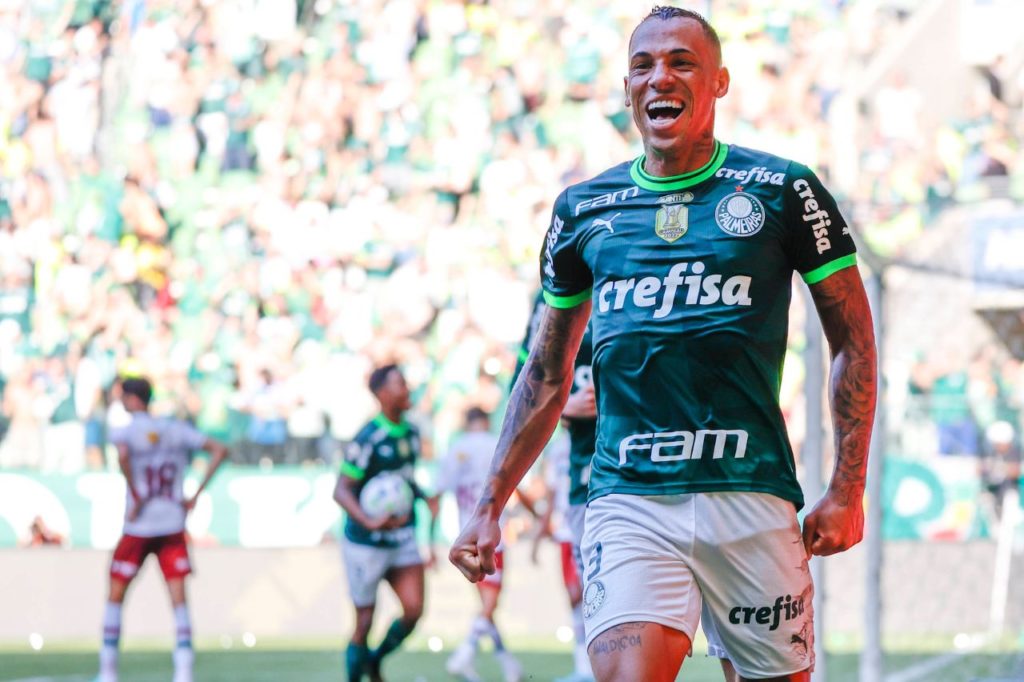 Atacante Breno Lopes comemorando o gol do Palmeiras em cima do Fluminense