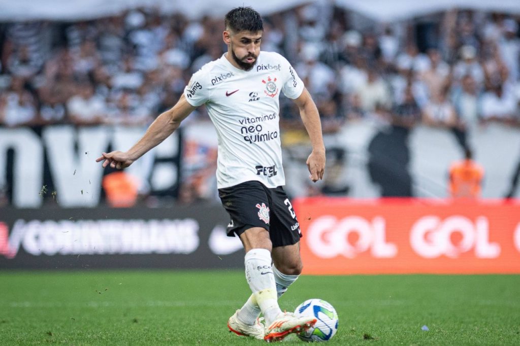 Zagueiro Bruno Méndez jogando pelo Corinthians