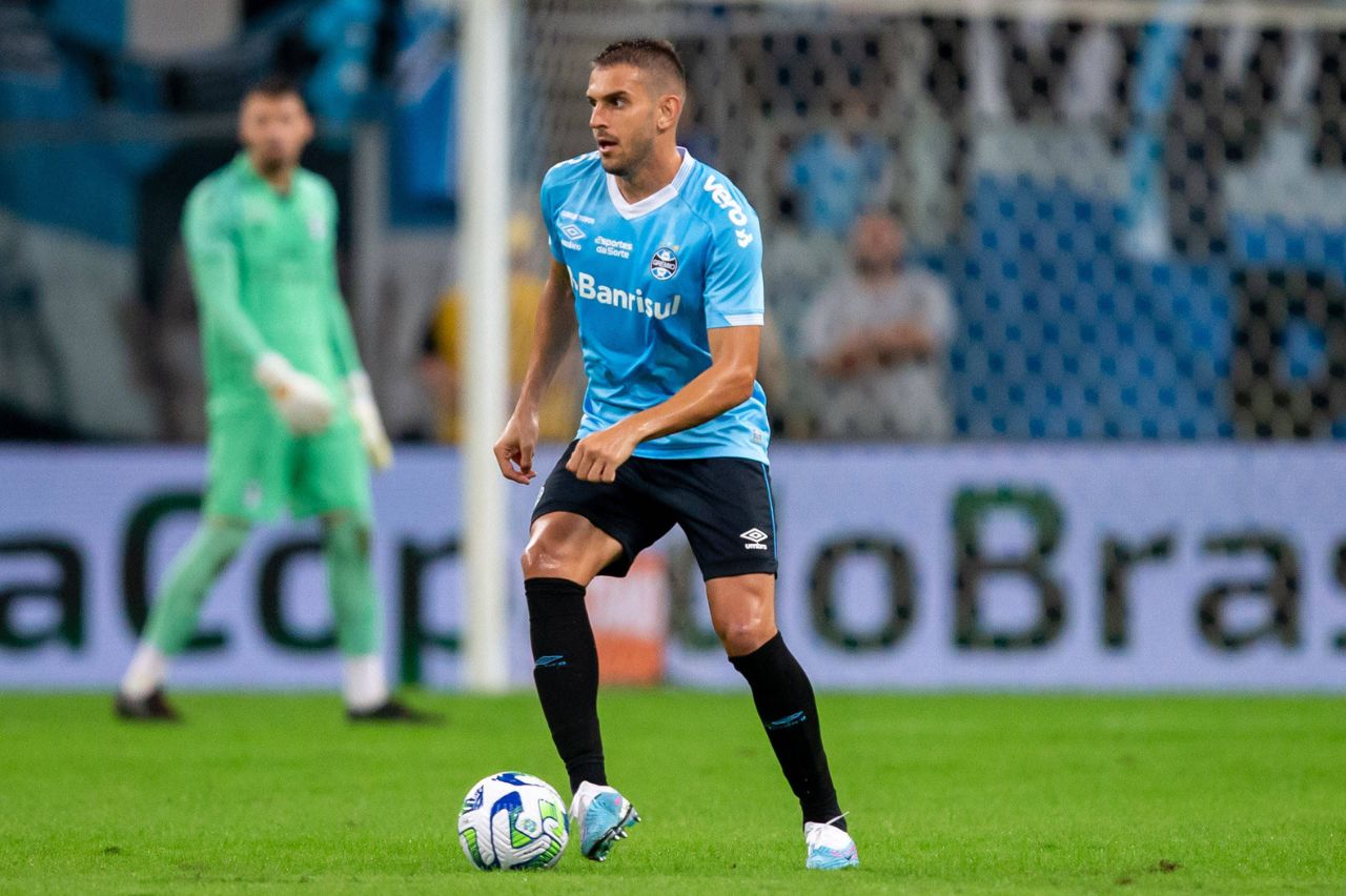 Zagueiro Bruno Uvini jogando pelo Grêmio no Brasileirão