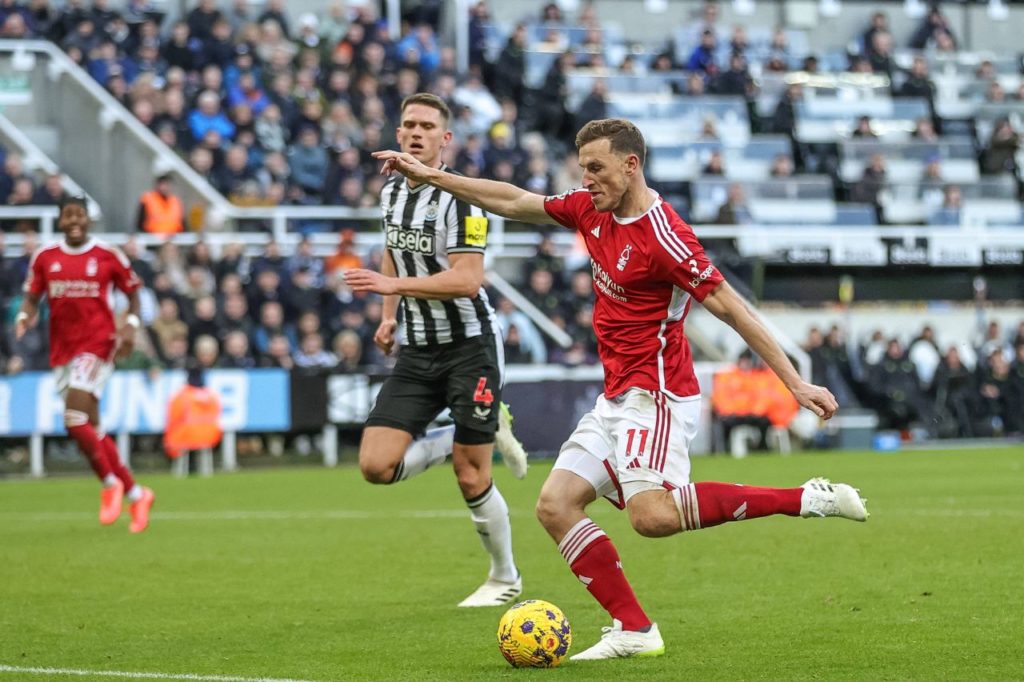 Atacante Chris Wood marcando gol na vitória do Nottingham Forest em cima do Newcastle pela Premier League