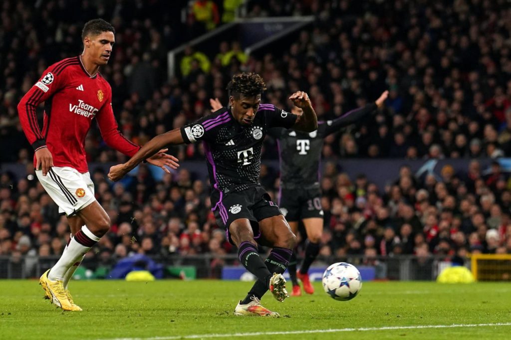 Kingsley Coman marca o gol do Bayern de Munique em cima do Manchester United