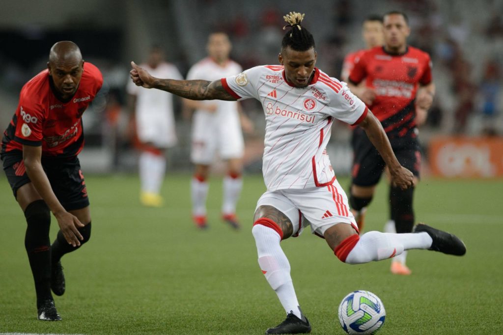 Lateral Dalbert, que foi oferecido ao São Paulo, jogando pelo Inter