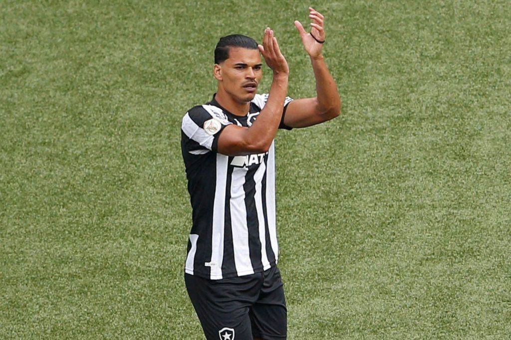 Volante Danilo Barbosa em jogo do Botafogo pelo Brasileirão