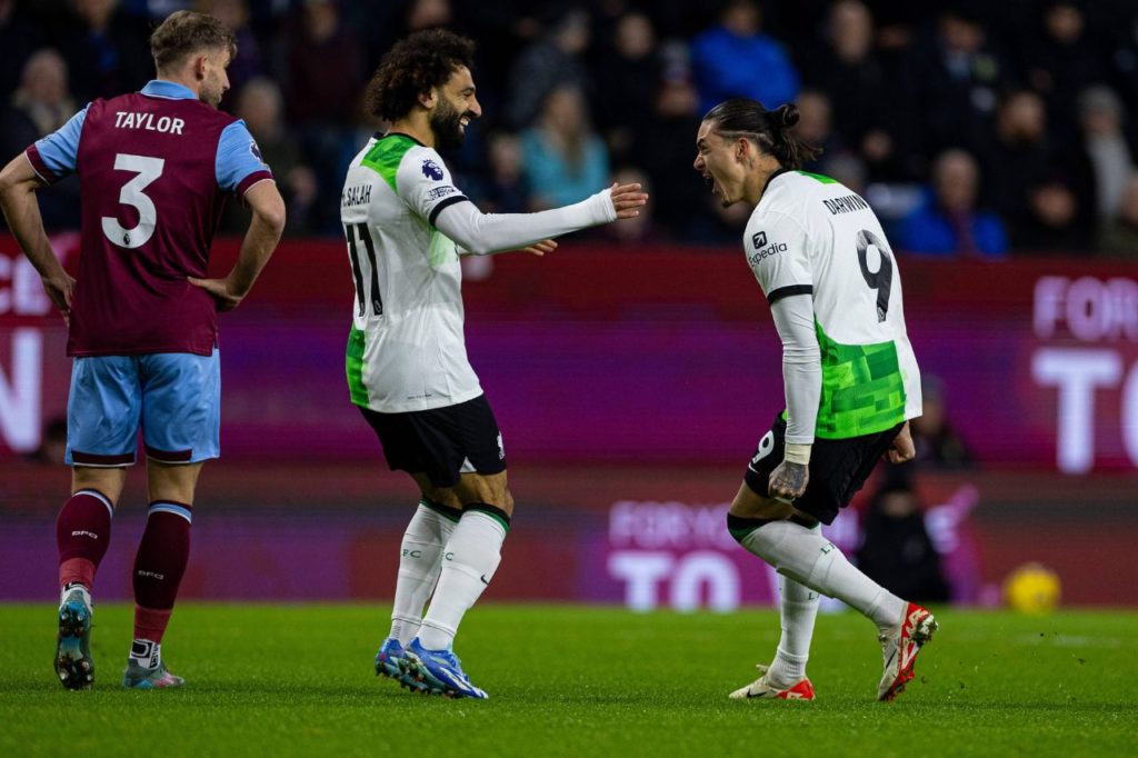 Salah comemora com Darwin Núñez na vitória do Liverpool