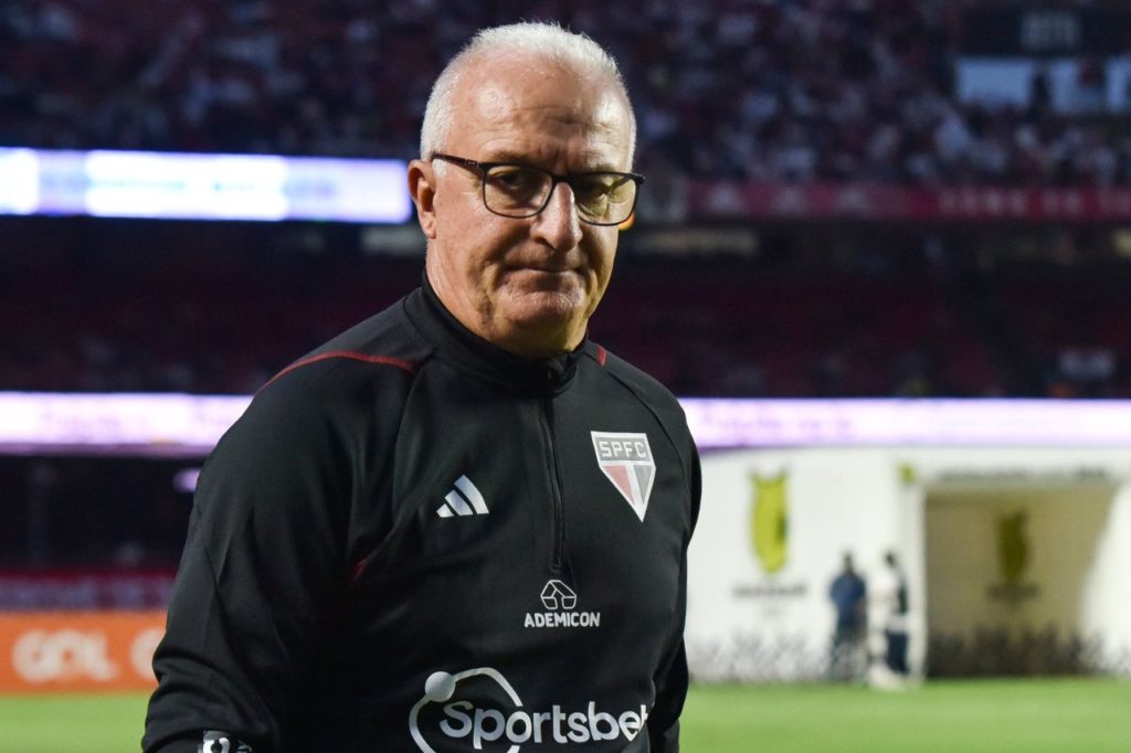 Técnico Dorival Júnior no comando do São Paulo em jogo do Brasileirão