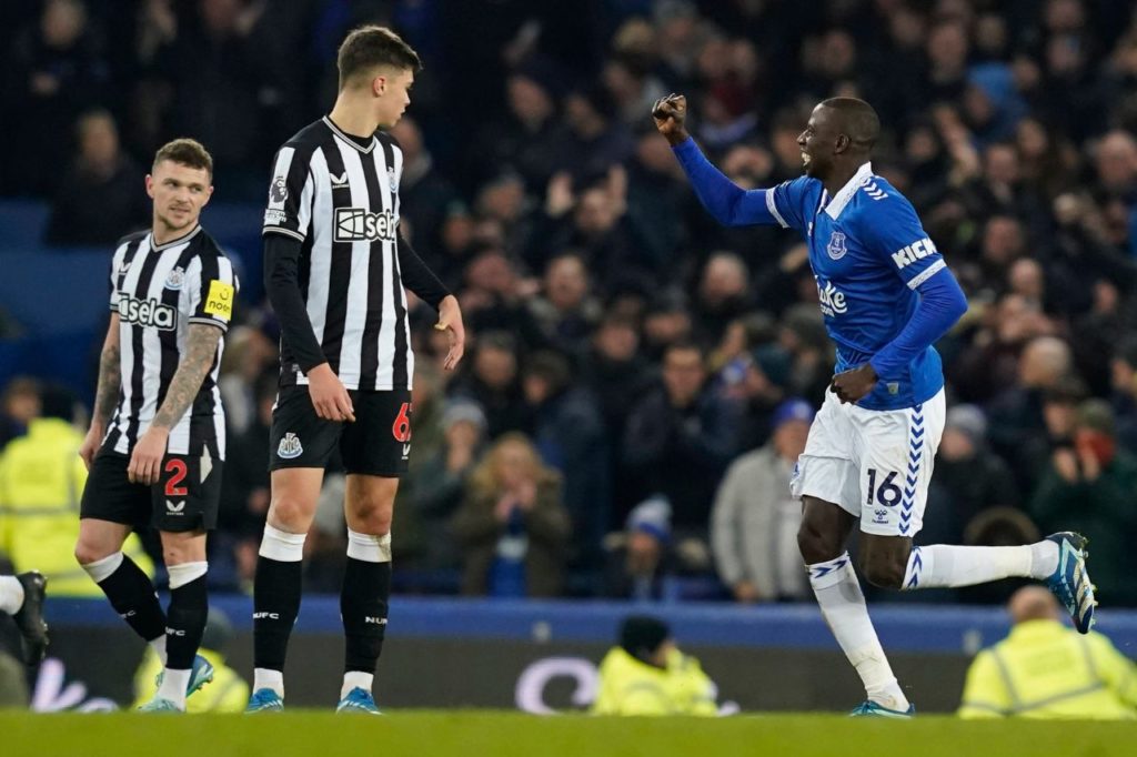 O meio-campista Doucouré comemorando gol do Everton na vitória em cima do Newcastle