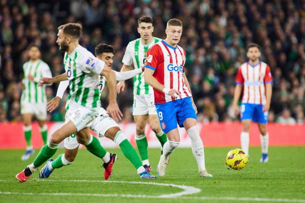 Atacante Dovbyk no empate entre Girona e Betis pelo Campeonato Espanhol