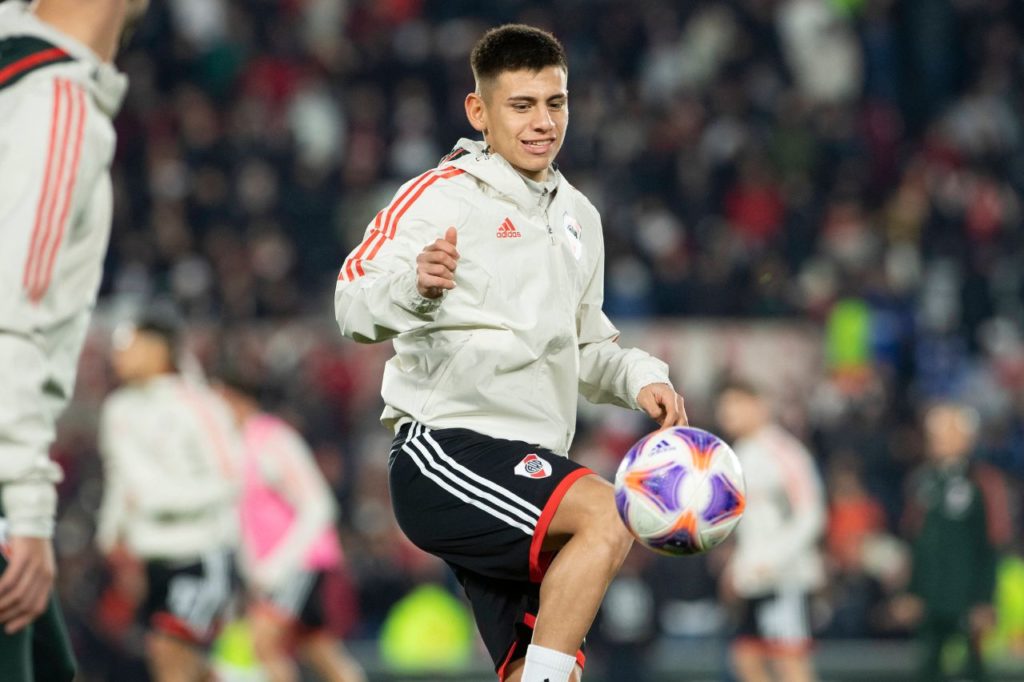 Atacante Echeverri no aquecimento em jogo do River Plate