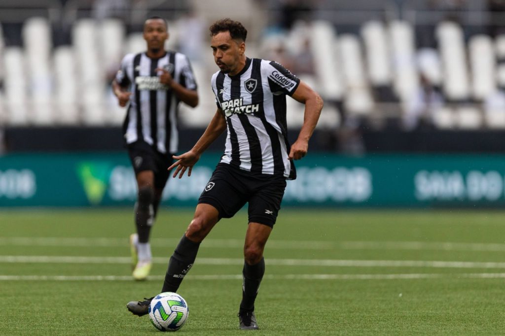 Meia Eduardo carregando a bola em jogo do Botafogo