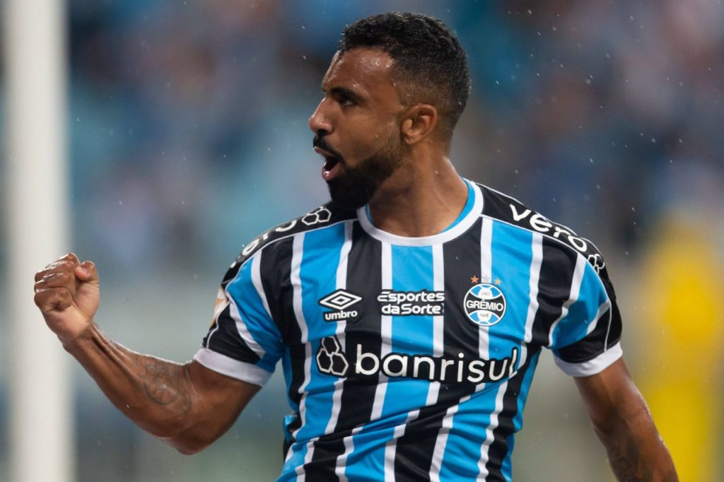 Everton Galdino comemorando gol pelo Grêmio no Brasileirão