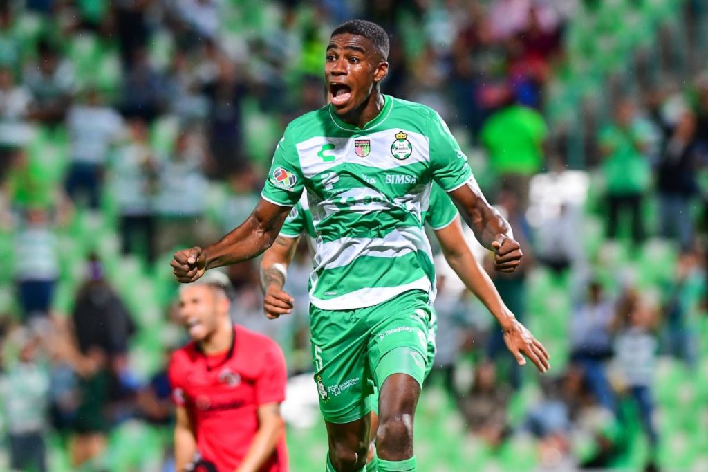 Zagueiro Félix Torres jogando pelo Santos Laguna, do México