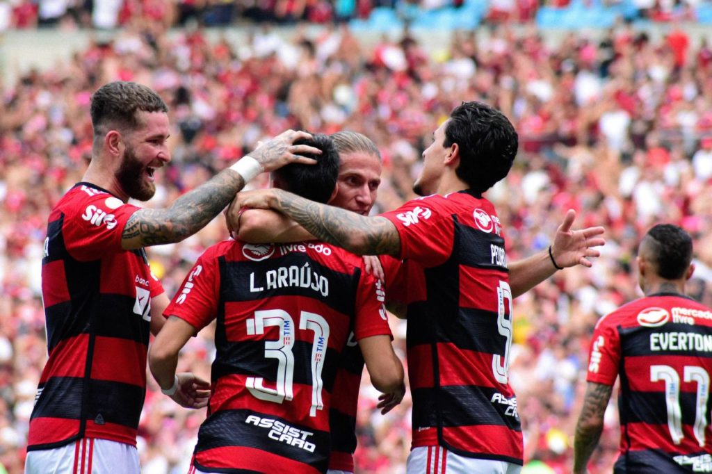 Lateral Filipe Luís abraçando o atacante Luiz Araújo do Flamengo